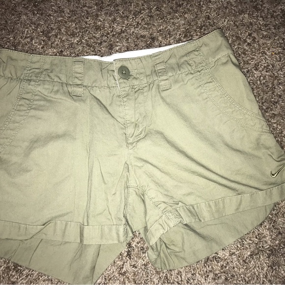 Nike Women's tan chino Shorts - Picture 1 of 4